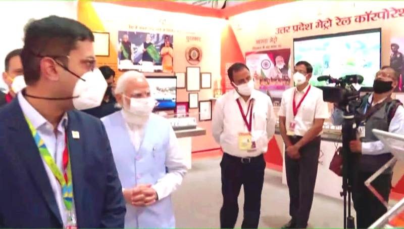 प्रधानमंत्री मोदी पहुंचे यूपी मेट्रो के स्टॉल, विभिन्न परियोजनाओं का लिया जायज़ा