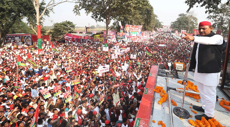 अखिलेश यादव ने गोरखपुर में विजय रथ यात्रा में उमड़े जन सैलाब को सम्बोधित किया