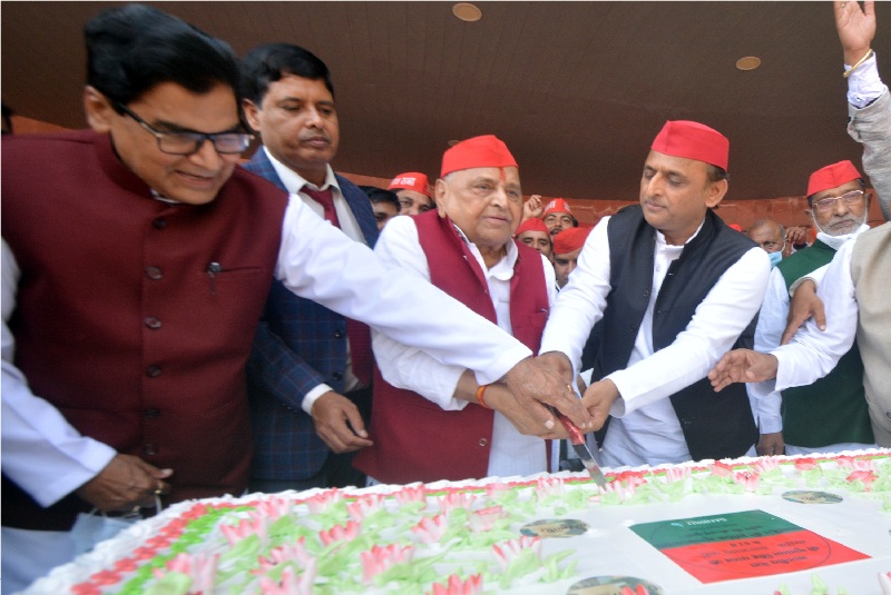समाजवादी पार्टी कार्यालय में मनाया गया मुलायम सिंह यादव का 83वां जन्मदिन