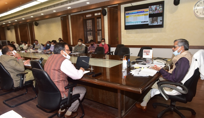 मुख्य सचिव ने स्मार्ट सिटी योजना, अमृत योजना और नमामि गंगे योजना और मेट्रो परियोजनाओं की प्रगति समीक्षा की