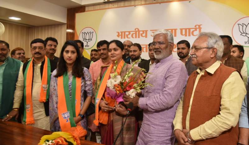 हाथ और हाथी का साथ छोड़, अब कमल खिलाएंगी अदिति और बंदना