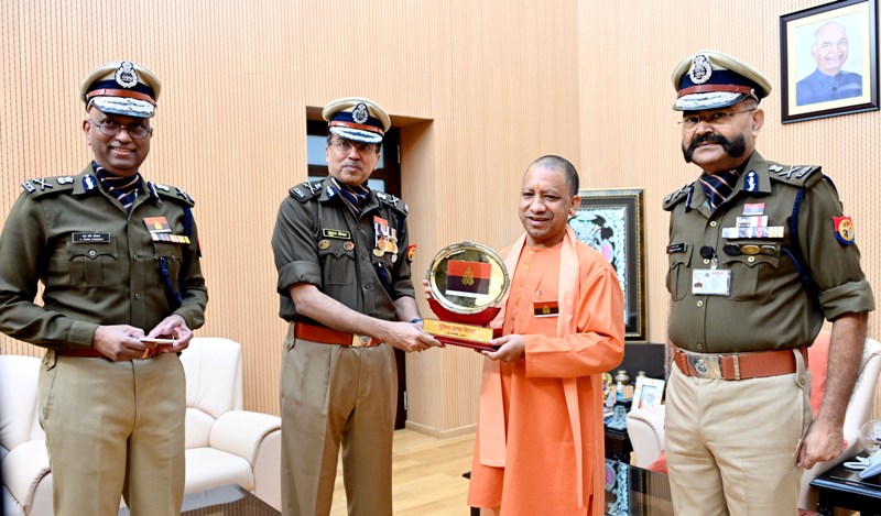 झंडा दिवस के अवसर पर सीएम योगी को पुलिस महानिदेशक मुकुल गोयल झंडा लगाते हुए