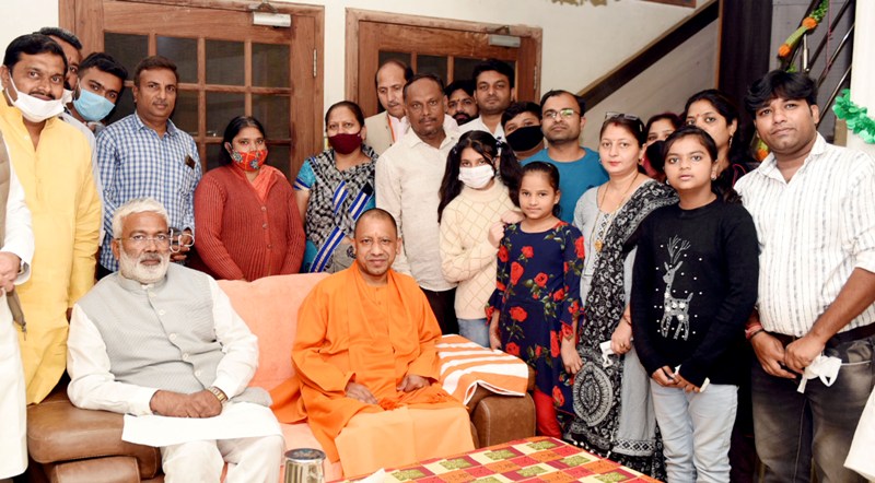 मुख्यमंत्री ने शामली के कैराना में पलायन के बाद वापस लौटे परिवारों से भेंट की