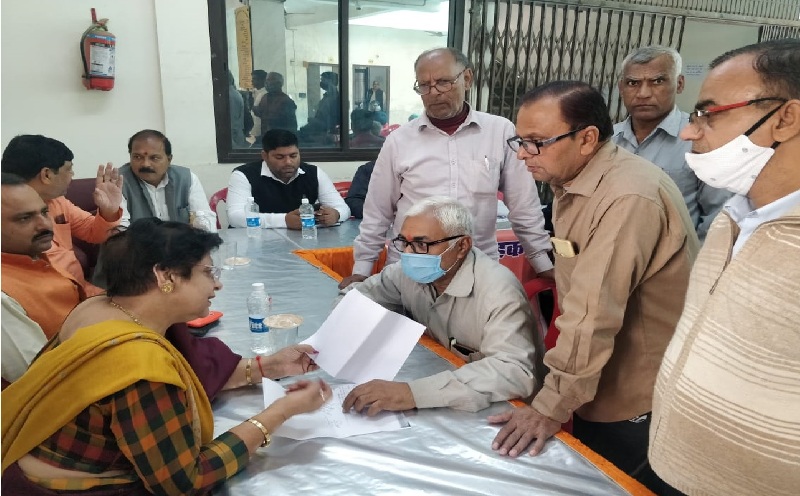 गंदे पानी की शिकायत पर महापौर संयुक्ता भाटिया ने लगाई अभियंता को फटकार