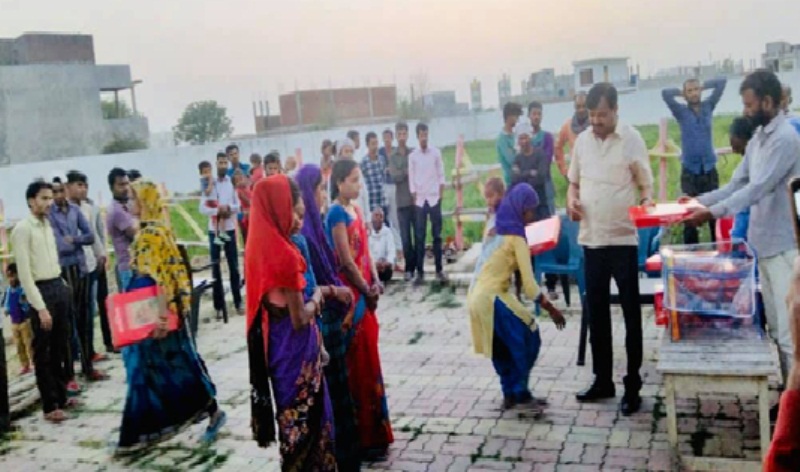 प्रदेश व्यापी धरना व ज्ञापन का कार्यक्रम उत्तर प्रदेश के 823 ब्लाकों पर राष्ट्रीय अध्यक्ष नवनीत शुक्ला प्रधान क्षेत्र पंचायत स्वाभिमान संघ बीडीसी संघ के निर्देशन पर किया गया जिसमें मुख्य रुप से ₹10 लाख विकास निधि ₹5 हजार मानदेय आदि मांगों का ज्ञापन माननीय मुख्यमंत्री उत्तर प्रदेश को BDO साहब के माध्यम से दिया गया जिसमें भारी संख्या में बीडीसी ने भाग लिया जिसमें संघ के ब्लॉक अध्यक्ष जिलाध्यक्ष प्रांतीय कार्यकारिणी प्रदेश कार्यकारिणी राष्ट्रीय कार्यकारिणी के पदाधिकारियों ने भी अपने-अपने ब्लॉकों में प्रतिभाग किया मेरी सरकार से अपील है कि बीडीसी को संवैधानिक दर्जा दिया जाए और अन्य जनप्रतिनिधियों की भांति बीडीसी को भी अधिकार प्राप्त हो जिससे हम अपने क्षेत्र की जनता का विकास कर सकेंll 15 नवंबर 2021 को उत्तर प्रदेश के 75 जिले पर ज्ञापन देने का कार्य होगा ll धन्यवाद सादर इस कार्यक्रम में मुख्य रुप से संस्थापक विजय दादा संरक्षक छेदी लाल यादव सुजीत यादव अनूप पांडे मानस पांडे मुकेश कोरी पवन शुक्ला श्यामानंद मनीष कौशल शैलेंद्र यादव केके त्रिपाठी मेराजुद्दीन इरफान धर्मराज बृजेश दिग्विजय संतोष कुलदीप विपिन रवि वर्जित दादा पवन सोनी अजय शर्मा मोती यादव सागर आनंद शुभेंदु कांति देवी जया सभी पदाधिकारी उपस्थित रहे निवेदन महोदय अपने सम्मानित समाचार पत्र चैनल में जगह देने का उपकार करें और 88800 बीडीसी के स्वाभिमान बचाने के संघर्ष में सहयोग दें आभार नवनीत शुक्ला एडवोकेट राष्ट्रीय अध्यक्ष प्रधान क्षेत्र पंचायत स्वाभिमान संघ बीडीसी संघll