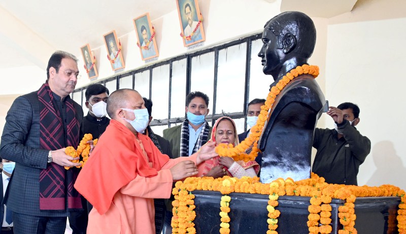 काकोरी ट्रेन एक्शन के क्रान्तिकारियों की प्रतिमा पर माल्यार्पण कर श्रद्धांजलि अर्पित