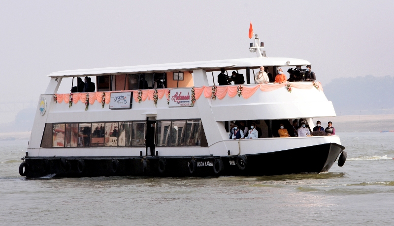 प्रधानमंत्री ने चेत सिंह घाट से गंगा की लहरों पर हो रहे भव्य लेज़र शो को क्रूज से देखा