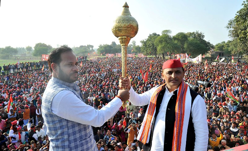 अधिकारी कठपुतली हैं, सरकार के इशारे पर नाचते क्यों हैं? : अखिलेश यादव