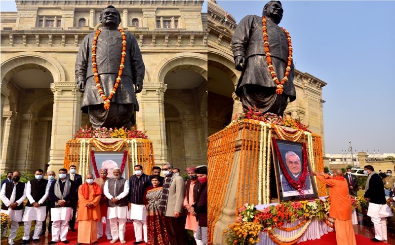 मुख्यमंत्री योगी ने अटल जयन्ती पर उनकी प्रतिमा के सम्मुख भावभीनी श्रद्धांजलि दी