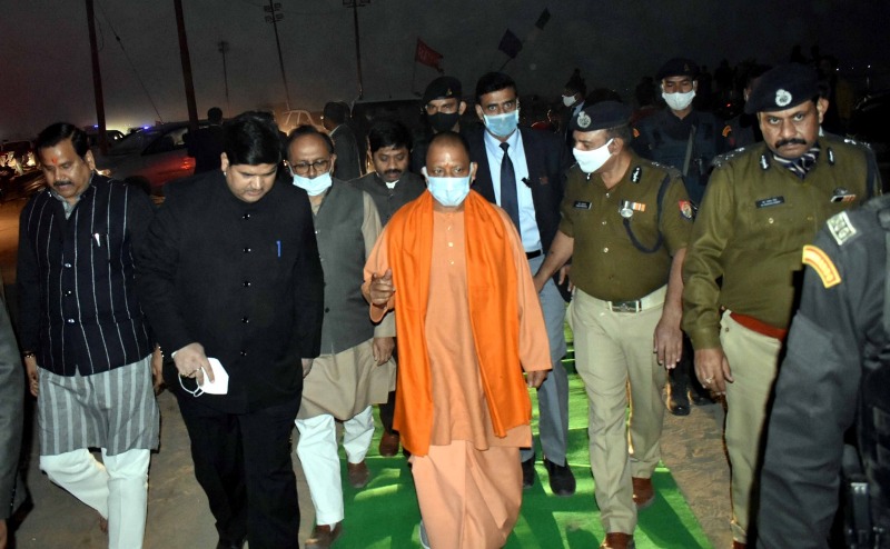 CMYogi ने प्रयागराज में PM के प्रस्तावित कार्यक्रम की तैयारियों का निरीक्षण किया