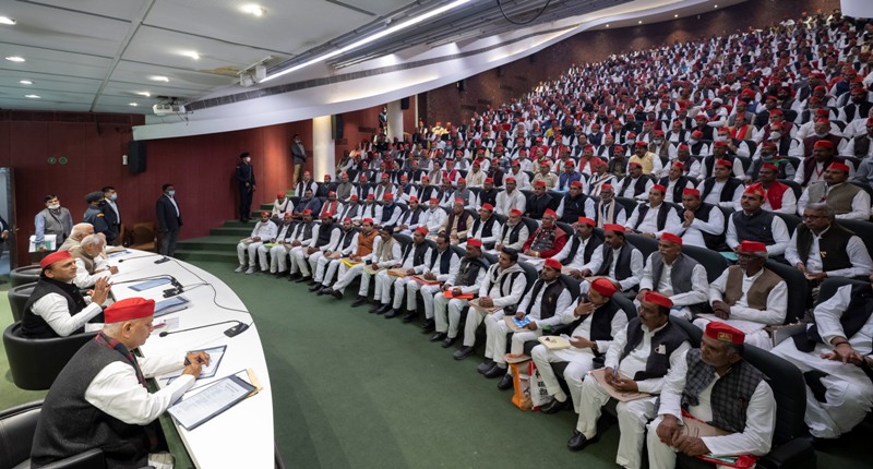 समाजवादी पार्टी मुख्यालय में अखिलेश यादव ने संगठनात्मक कार्यों की समीक्षा की