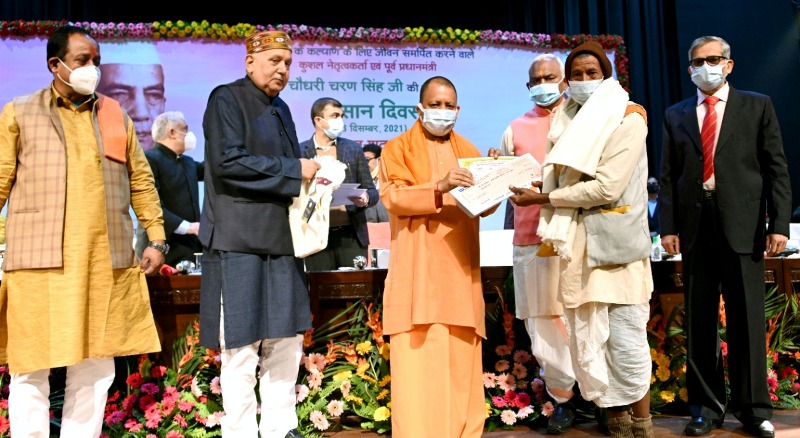 चौधरी चरण सिंह की जयन्ती पर सीएम ने कृषकों, कृषि उद्यमियों और कृषि वैज्ञानिकों को सम्मानित किया