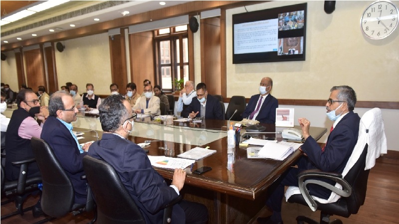 मुख्य सचिव ने युवाओं के तकनीकी सशक्तिकरण हेतु टैबलेट एवं स्मार्टफोन वितरण योजना की समीक्षा बैठक की