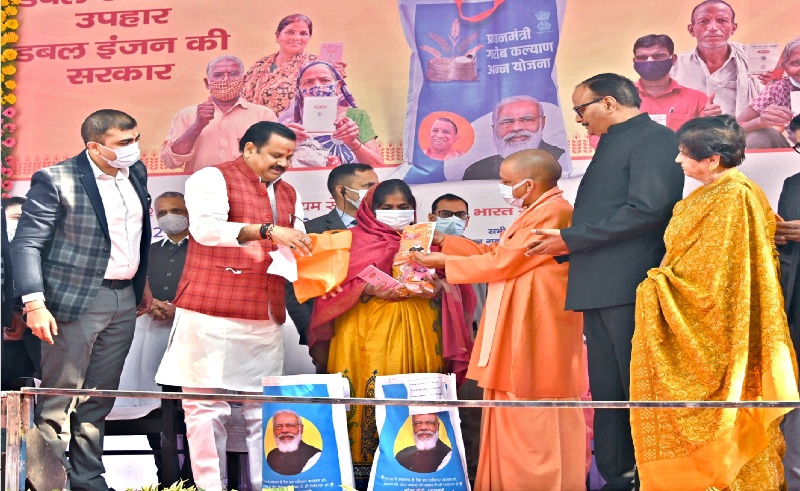 मुख्यमंत्री योगी ने निःशुल्क राशन वितरण महाअभियान का शुभारम्भ किया