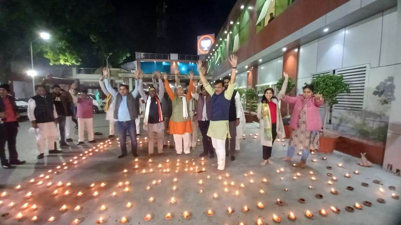 "Divya Kashi-Bhavyakashi" was celebrated as a festival by lighting a lamp in the BJP office.