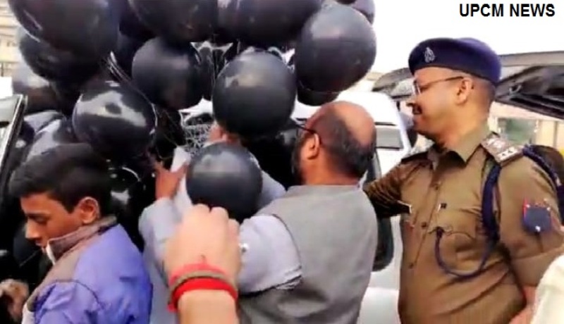 कांग्रेस विधायकों ने विधानसभा के सामने काले गुब्बारे उड़ाकर जताया विरोध