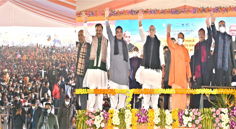 उत्तर प्रदेश के मुख्यमंत्री योगी आदित्यनाथ, केन्द्रीय रक्षा मंत्री राजनाथ सिंह एवं केन्द्रीय सड़क परिवहन एवं राजमार्ग मंत्री नितिन गडकरी ने एक कार्यक्रम में 7,409 करोड़ रुपये की लागत से 352 किलोमीटर लम्बाई के 16 राष्ट्रीय राजमार्गाें एवं अन्य परियोजनाओं का लोकार्पण, शिलान्यास एवं निर्माण कार्य का शुभारम्भ किया।
