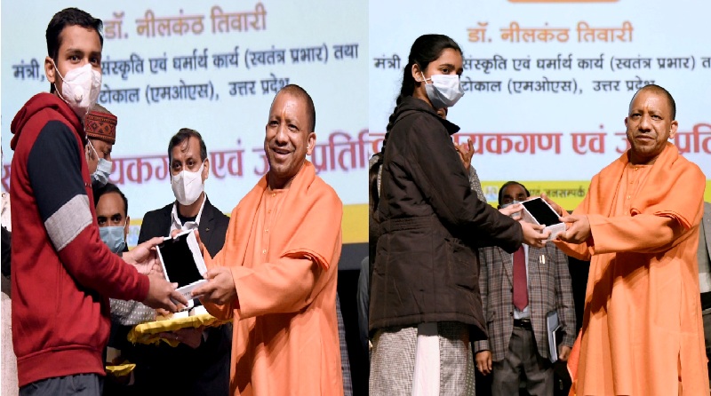 मुख्यमंत्री योगी ने वाराणसी में विद्यार्थियों को टैबलेट एवं स्मार्टफोन प्रदान किये