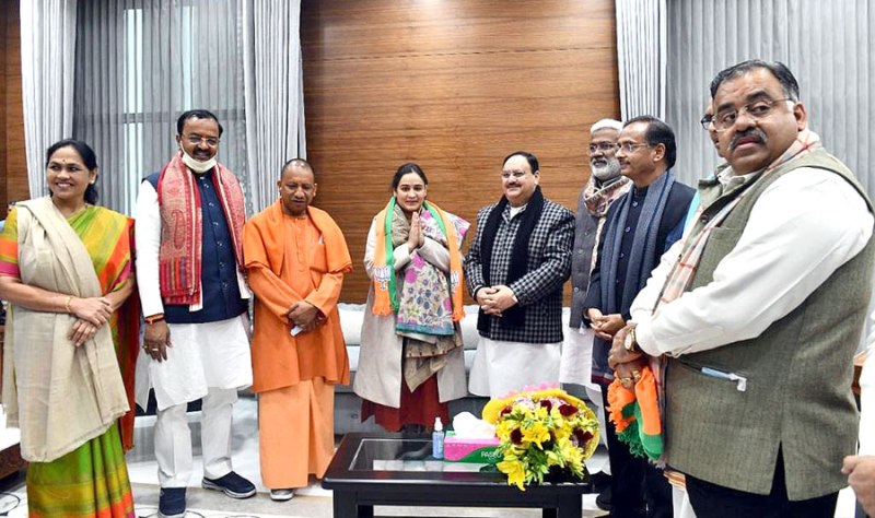 भगवा रंग में रंगी अपर्णा, रास आने लगा राम राज्य