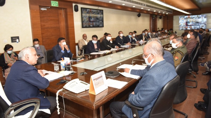 मुख्य सचिव ने सभी मण्डलायुक्तों एवं डीएम के साथ समीक्षा बैठक की