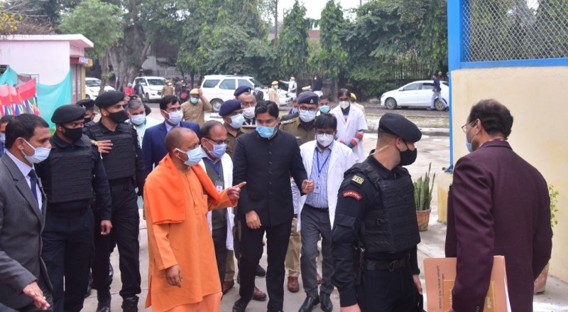 मुख्यमंत्री ने अलीगढ़ के पं0 दीनदयाल उपाध्याय संयुक्त चिकित्सालय का निरीक्षण किया