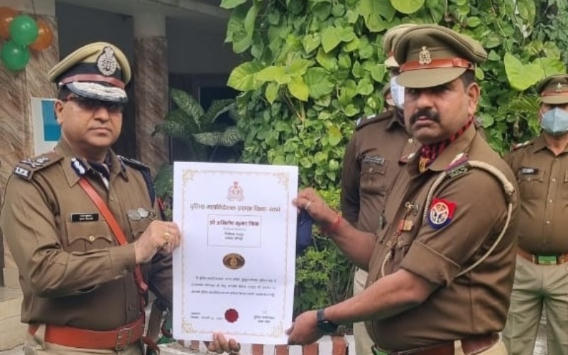 अखिलेश कुमार मिश्र को पुलिस सेवा में सराहनीय योगदान देने के लिए गोल्ड मेडल