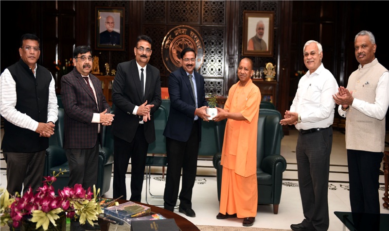 UPCM योगी आदित्यनाथ से लोक भवन में नाबार्ड के प्रतिनिधिमंडल ने भेंट की