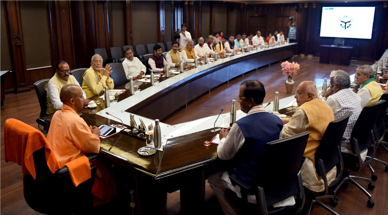 #UPCM योगी ने शपथ के बाद मंत्रिमण्डल के सदस्यों के साथ पहली बैठक की