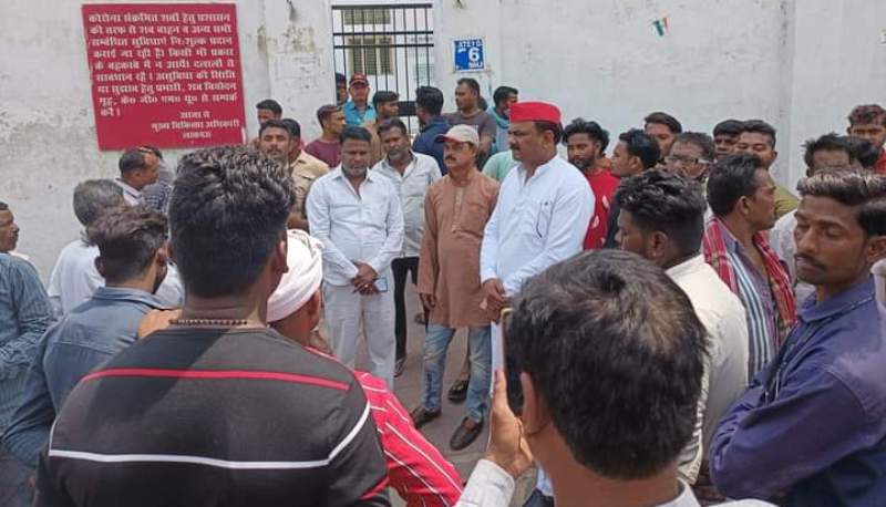 विधायक अरमान खान बोले दोनों ही परिवार के एक सदस्य को किसी विभाग में तुरंत नौकरी दी जाये