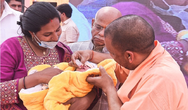 मुख्यमंत्री ने गोरखपुर में बच्चों को पोलियो की दवा पिलाकर पल्स पोलियो अभियान का शुभारम्भ किया