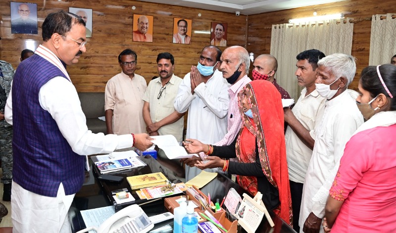 केशव प्रसाद मौर्य ने विभिन्न जनपदों से आये लोगों से मुलाकात कर उनकी समस्याओं को सुना