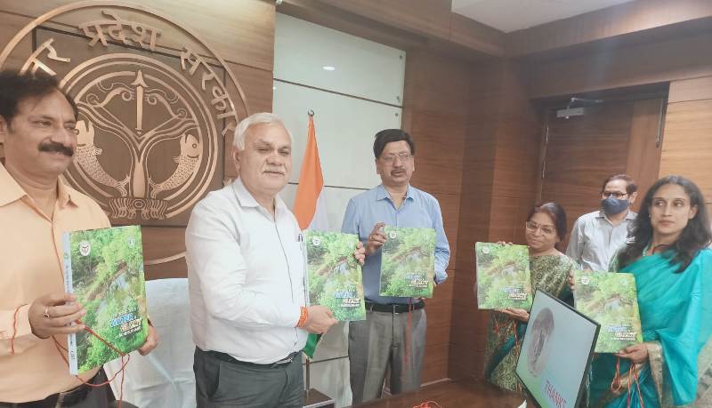 मुख्य सचिव ने काफी टेबिल बुक 'Bringing back Water & Glory to Bundelkhand' का विमोचन किया