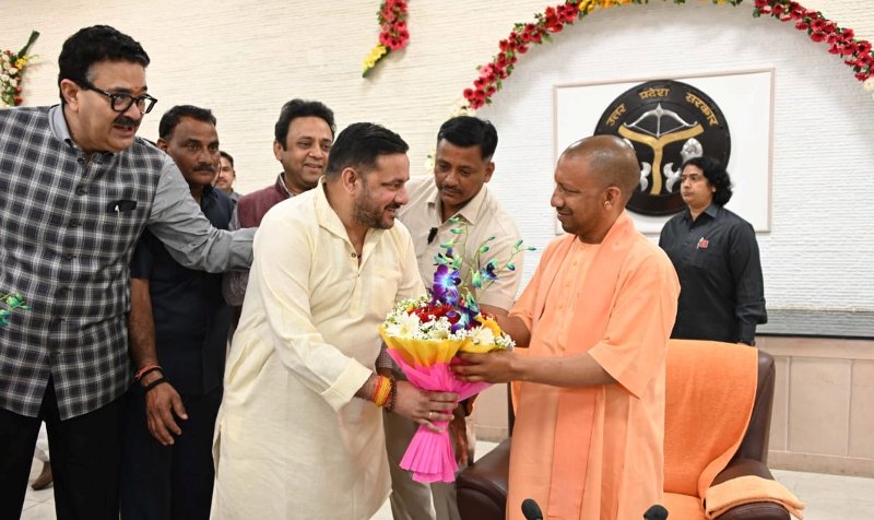 योगी आदित्यनाथ को देवेंद्र तिवारी ने जीत की दी बधाई, पारूल भार्गव ने भी दी शुभकामनाएं