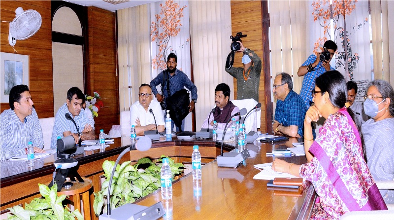 कैबिनेट मंत्री नन्द गोपाल नन्दी ने औद्योगिक विकास विभाग के अधिकारियों के साथ की समीक्षा बैठक
