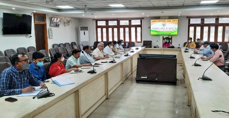 पीएम स्वामित्व योजना की समीक्षा में अलीगढ़ डीएम सेल्वा कुमारी जे. ने दिखाई सख्ती