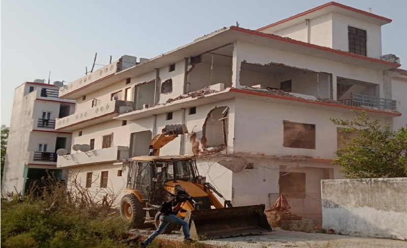 LDA: अवैध निर्माणों के खिलाफ कार्यवाही जारी, 3 मंजिला आलीशान भवन ध्वस्त