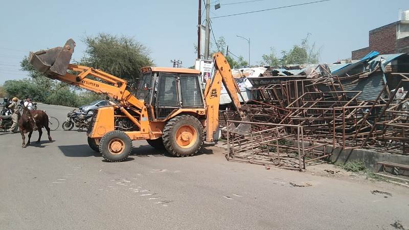 LDA ने किया गोमतीनगर विस्तार में अवैध निर्मित 4 दुकानों को ध्वस्त, नक्शा नहीं था पास