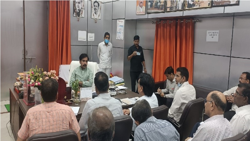 श्रम एवं सेवायोजन मंत्री अनिल राजभर ने विभागीय उच्चाधिकारियों के साथ की समीक्षा बैठक