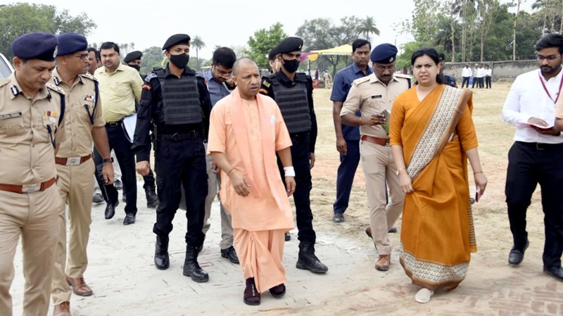 मुख्यमंत्री योगी ने संत कबीरदास में जनप्रतिनिधियों एवं अधिकारियों के साथ बैठक की