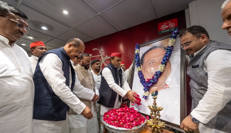 अखिलेश यादव ने स्व. पण्डित सिंह के चित्र पर माल्यार्पण कर श्रद्धांजलि अर्पित की