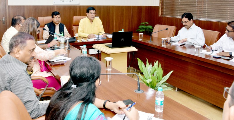 नगरीय निकायों की व्यवस्था परिवर्तन के लिए अब तक किये गये प्रयासों की नगर विकास मंत्री ने की समीक्षा