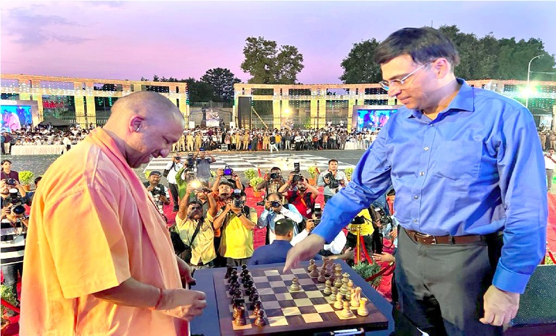 सीएम योगी ने विश्वनाथन आनन्द के साथ चेस बोर्ड पर सेरेमोनियल मूव किया
