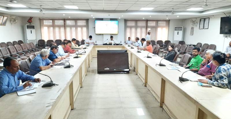 अलीगढ़ डीएम ने राजकीय निर्माण निगम एवं यूपी सिड़को द्वारा कराए जा रहे निर्माण कार्यों की समीक्षा की