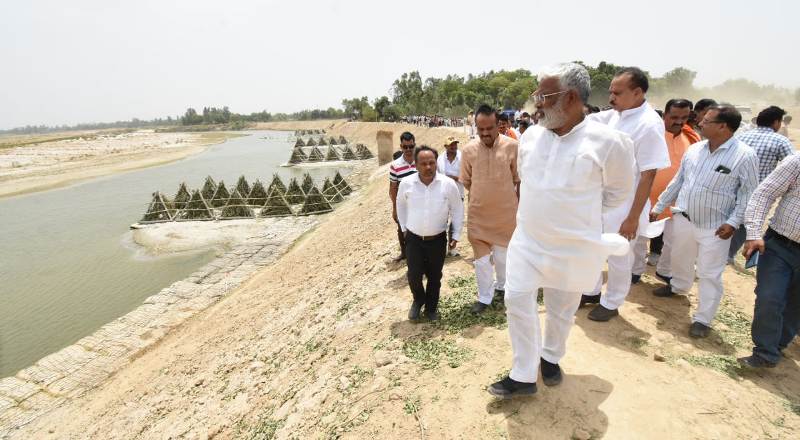 जलशक्ति मंत्री ने हरदोई में संचालित बाढ़ नियंत्रण कार्याे का स्थलीय निरीक्षण किया