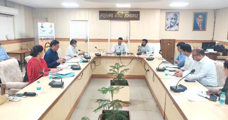 #DM राकेश कुमार सिंह ने डूडा विभाग के अधिकारियों एवं बैंकर्स के साथ बैठक की