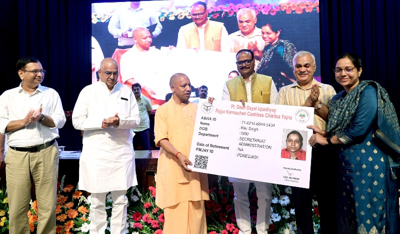 सीएम योगी ने पं0 दीनदयाल उपाध्याय राज्य कर्मचारी कैशलेस चिकित्सा योजना का शुभारम्भ किया