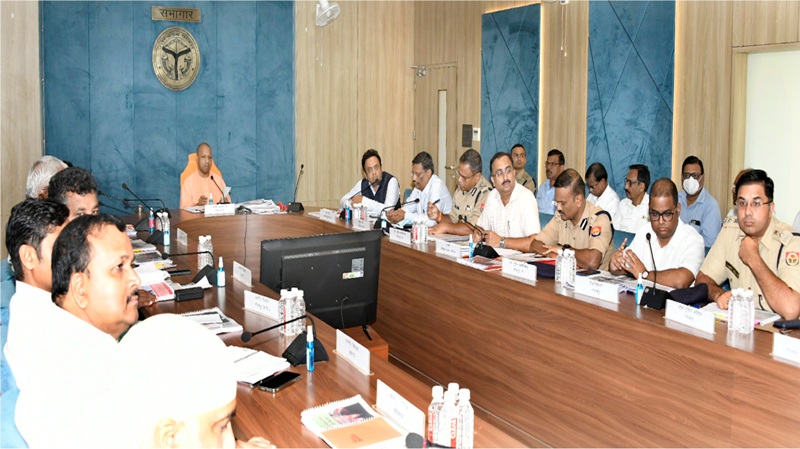 सीएम योगी ने गोरखपुर मण्डल के विकास कार्यों एवं कानून व्यवस्था और निर्माण कार्यों की समीक्षा की