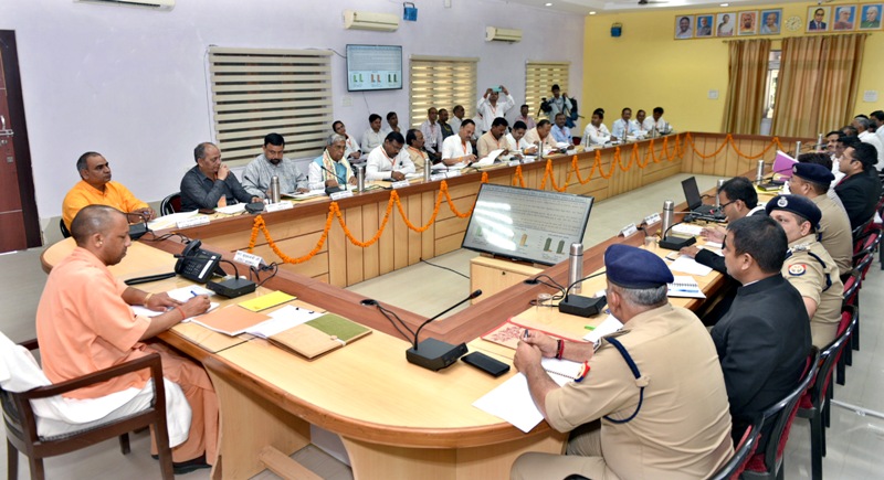 उत्तर प्रदेश के मुख्यमंत्री योगी आदित्यनाथ ने जनपद एटा के कलेक्ट्रेट सभागार में आहूत एक उच्चस्तरीय बैठक में विकास कार्यों एवं कानून व्यवस्था की समीक्षा की। इस अवसर पर मुख्यमंत्री ने कहा कि समीक्षा बैठक को केवल समीक्षा तक सीमित न रखते हुए जनपद से सम्बन्धित समस्याओं के बारे में शासन को अवगत कराया जाए। यदि फिर भी समस्या हल नहीं होती है, तो मुख्यमंत्री कार्यालय को अवगत कराएं। आई0जी0आर0एस0 एवं सी0एम0 हेल्पलाइन पर दर्ज शिकायतों को मेरिट के आधार पर शिकायतकर्ता के संतुष्ट होने के उपरान्त ही निस्तारित समझा जाए।