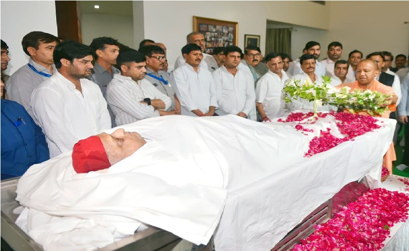 Chief Minister Yogi Adityanath reached Saifai, district Etawah and paid homage to the body of late former Chief Minister Mulayam Singh Yadav by paying floral tributes on behalf of the Prime Minister, Governor and the Government of Uttar Pradesh.