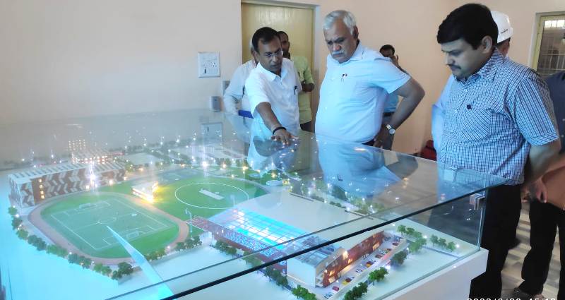 Chief Secretary reviews progress of ongoing development and construction projects in Varanasi